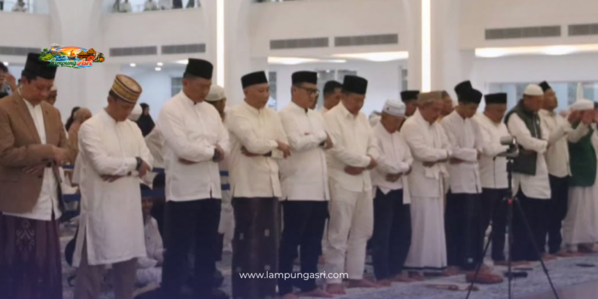 image Ketua DPRD Provinsi Lampung, Ahmad Giri Akbar, menghadiri kegiatan Refleksi Akhir Tahun dan Doa Bersama (Istighosah) yang digelar di Masjid Raya Al-Bakrie Lampung