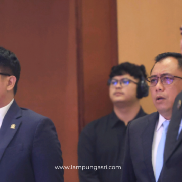 image Ketua DPRD Provinsi Lampung Ahmad Giri Akbar menghadiri acara pengukuhan pengurus Asosiasi Dewan Perwakilan Rakyat Daerah Provinsi Seluruh Indonesia (ADPSI) dan Asosiasi Sekretaris DPRD Provinsi Seluruh Indonesia (ASDEPSI) periode 2025–2030