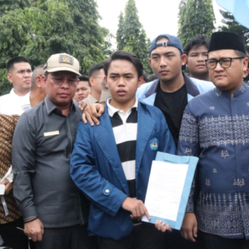 Anggota DPRD Provinsi Lampung, H. Ade Utami Ibnu mengikuti Upacara Penurunan Bendera Merah Putih sebagai rangkaian peringatan HUT ke-80 Kemerdekaan Republik Indonesia di Lapangan Korpri komplek Kantor Gubernur Lampung
