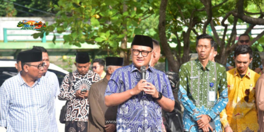 image Ketua DPRD Provinsi Lampung, Ahmad Giri Akbar, menghadiri dan melepas keberangkatan rombongan wisata rohani Ziarah Makam Walisongo yang diselenggarakan Pemerintah Provinsi Lampung